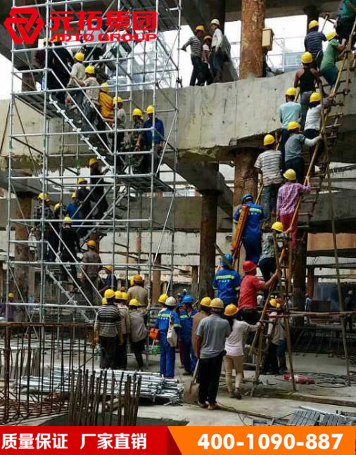 左邊盤扣式腳手架，右邊鋼管扣件式腳手架